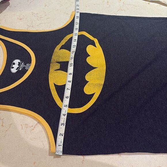Batman Black and Yellow Tank Top SZ medium NWOT - Picture 5 of 6